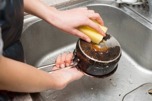 Get Your Pans Sparkling: Easy Tricks For Cleaning The Bottoms Of Your Cooking Pans