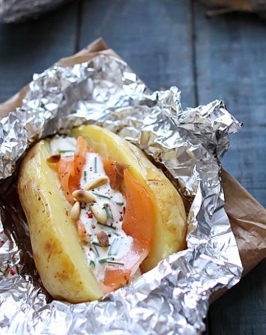 Golden And Delicious: Mastering The Art Of Cooking A Baked Potato In Foil