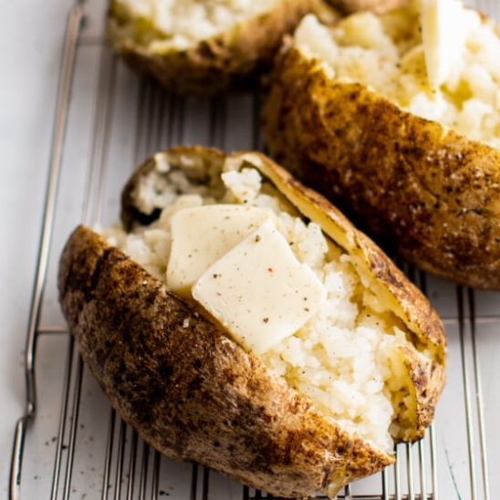 Quick & Easy: Learn How To Cook A Perfect Baked Potato In The Microwave!